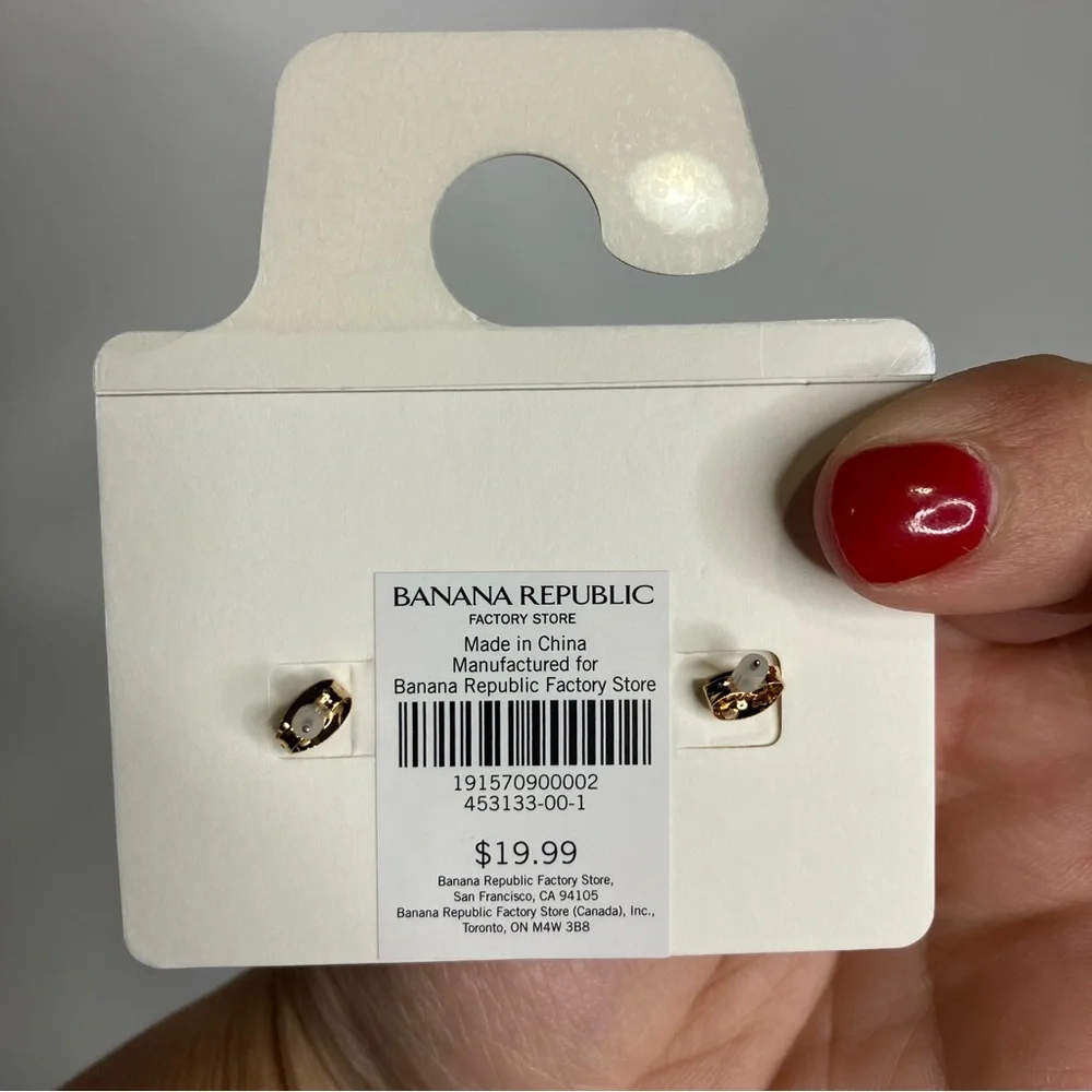 Banana Republic factory seashell stud earrings gold women’s new in‎ package